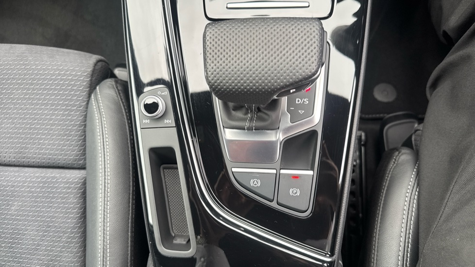 Audi A4 35 TFSI Black Edition 5dr S Tronic Petrol Estate - Image 31