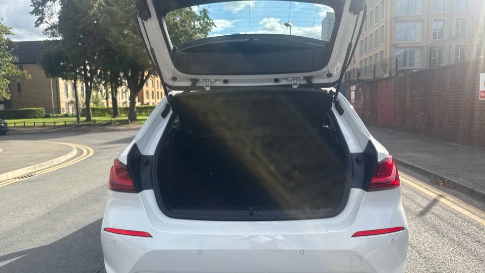 BMW 1 Series 116d SE 5dr Step Auto Diesel Hatchback - Image 4