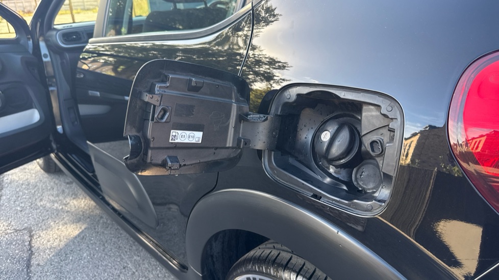 Citroen C3 1.2 PureTech Shine 5dr Petrol Hatchback - Image 35