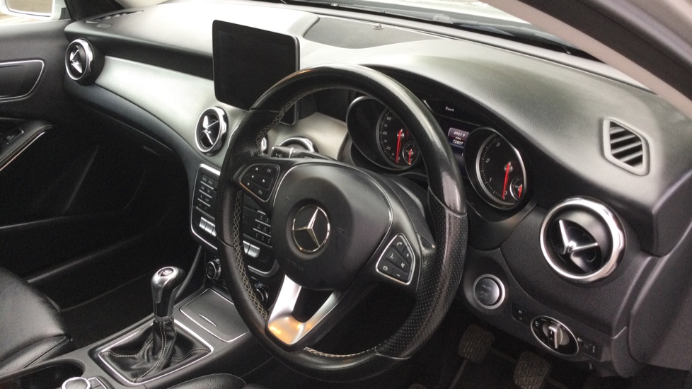 Mercedes-Benz GLA 200d Sport 5dr Diesel Hatchback - Image 11