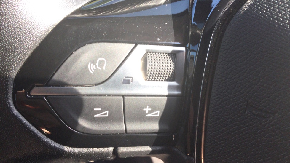 Peugeot 2008 1.2 PureTech 130 Allure 5dr EAT8 Petrol Estate - Image 40