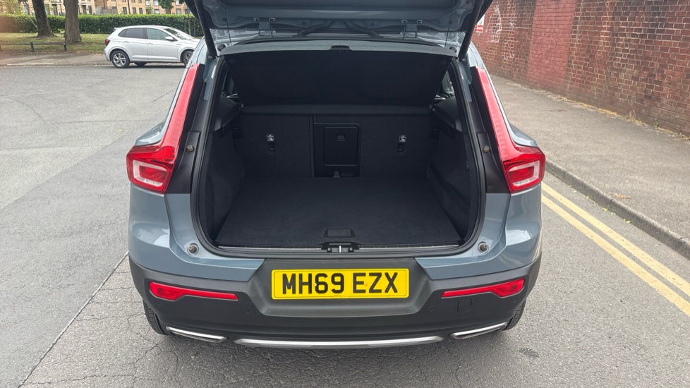 Volvo XC40 2.0 T4 Inscription 5dr Geartronic Petrol Estate - Image 4