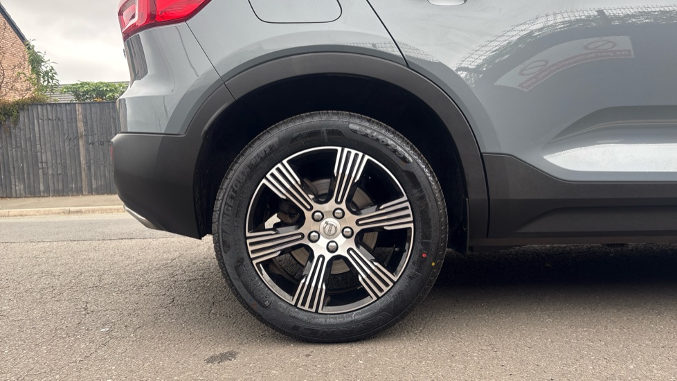 Volvo XC40 2.0 T4 Inscription 5dr Geartronic Petrol Estate - Image 7