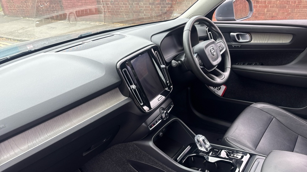Volvo XC40 2.0 T4 Inscription 5dr Geartronic Petrol Estate - Image 9
