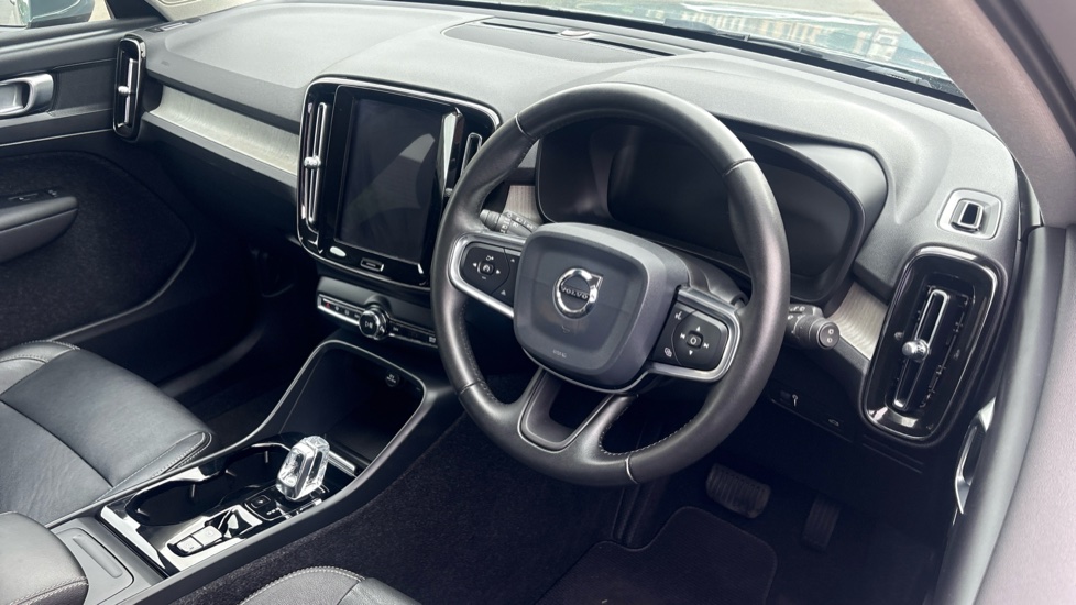 Volvo XC40 2.0 T4 Inscription 5dr Geartronic Petrol Estate - Image 11