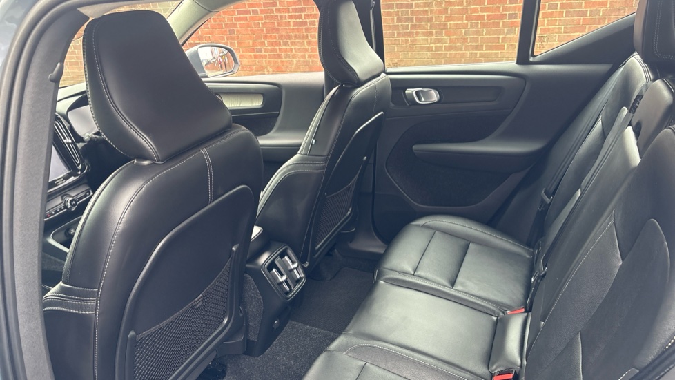 Volvo XC40 2.0 T4 Inscription 5dr Geartronic Petrol Estate - Image 16