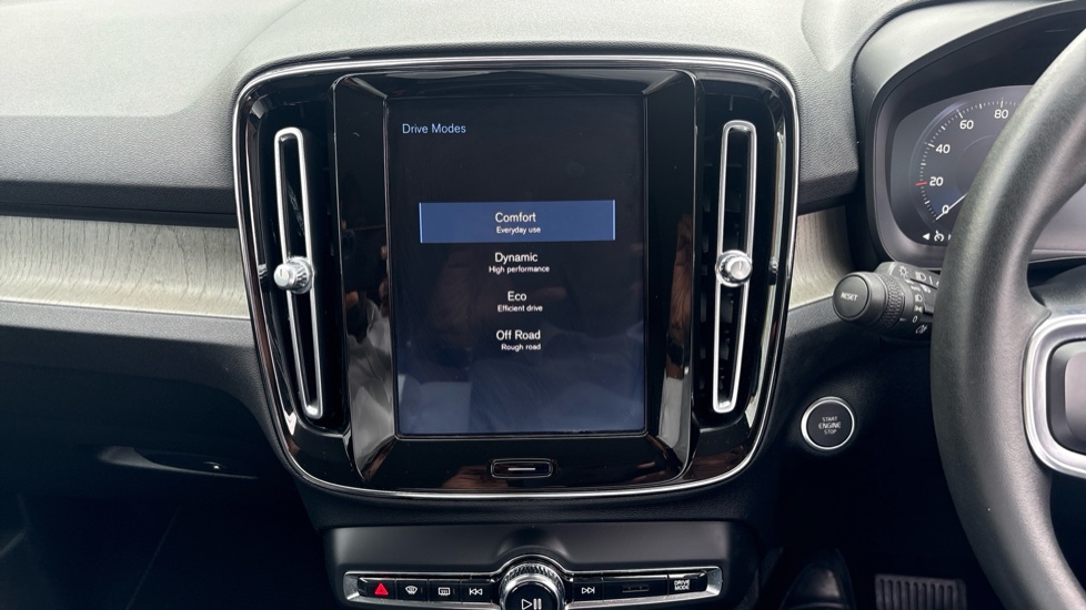Volvo XC40 2.0 T4 Inscription 5dr Geartronic Petrol Estate - Image 25