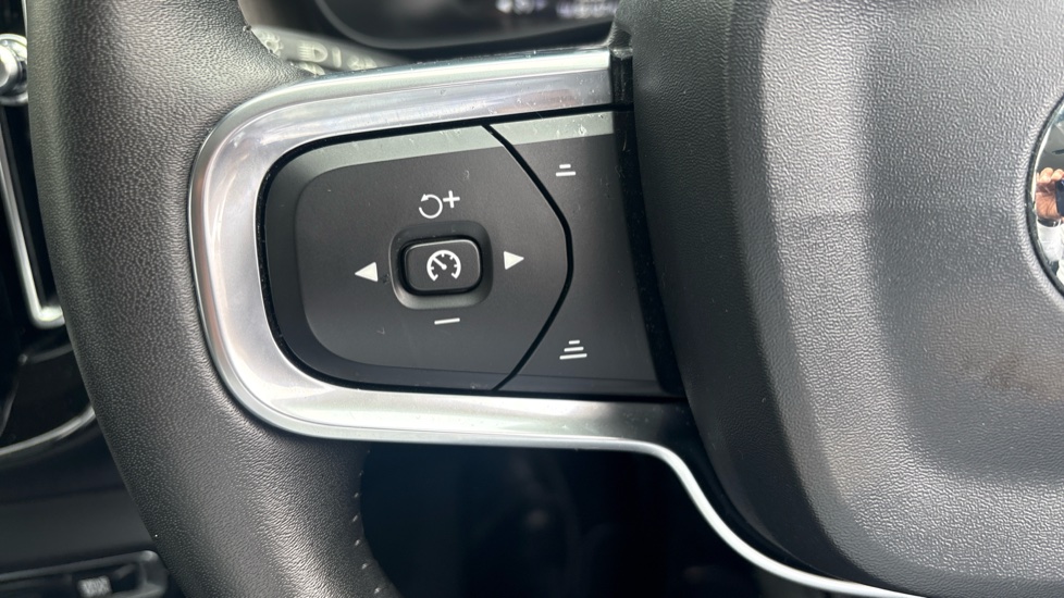 Volvo XC40 2.0 T4 Inscription 5dr Geartronic Petrol Estate - Image 28