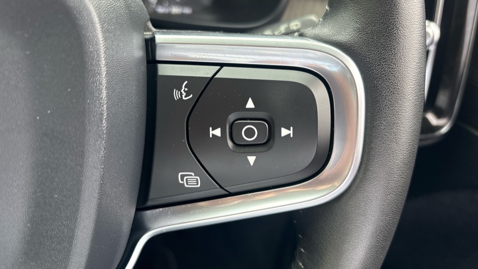 Volvo XC40 2.0 T4 Inscription 5dr Geartronic Petrol Estate - Image 29