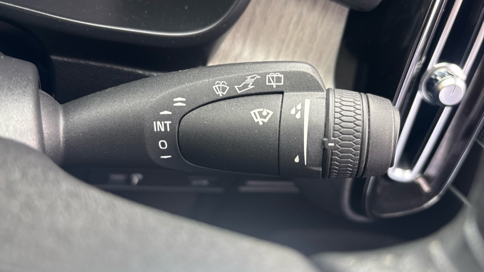Volvo XC40 2.0 T4 Inscription 5dr Geartronic Petrol Estate - Image 30