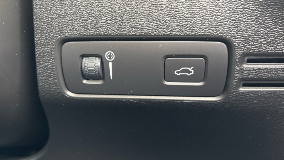 Volvo XC40 2.0 T4 Inscription 5dr Geartronic Petrol Estate - Image 31