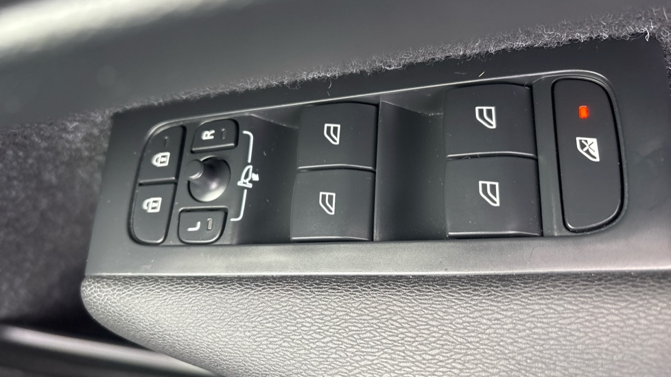 Volvo XC40 2.0 T4 Inscription 5dr Geartronic Petrol Estate - Image 32