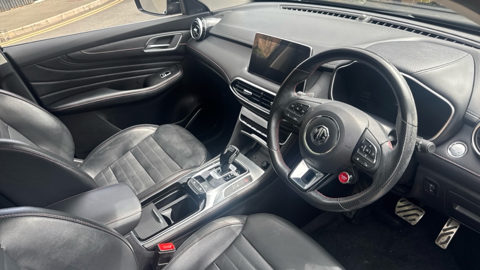 MG HS 1.5 T-GDI Exclusive 5dr DCT Petrol Hatchback - Image 11