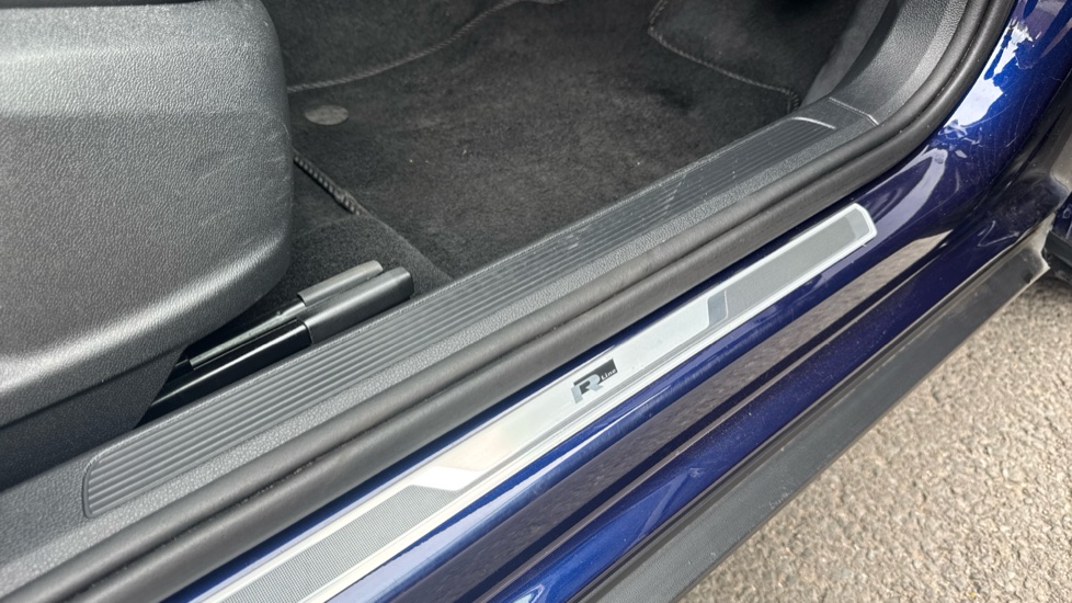 Volkswagen T-Roc 1.5 TSI EVO R-Line 5dr DSG Petrol Hatchback - Image 37