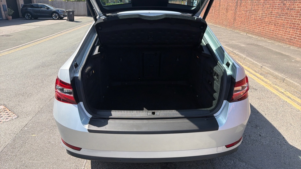 Skoda Superb 1.4 TSI 150 SE L Executive 5dr DSG Petrol Hatchback - Image 4