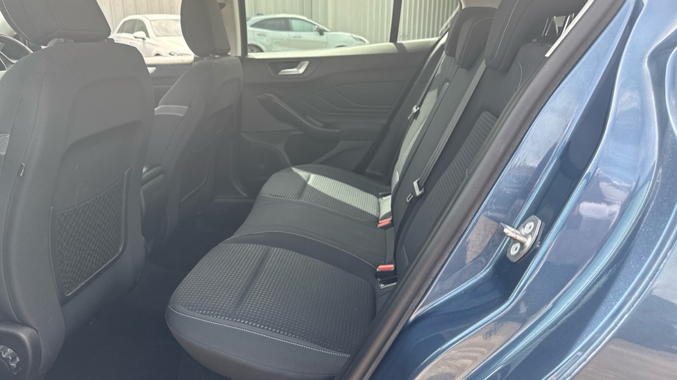 Ford Focus 1.0 EcoBoost 100 Zetec 5dr Petrol Hatchback - Image 16