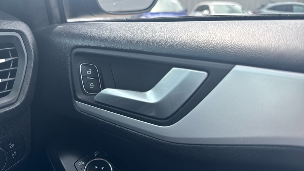 Ford Focus 1.0 EcoBoost 100 Zetec 5dr Petrol Hatchback - Image 22