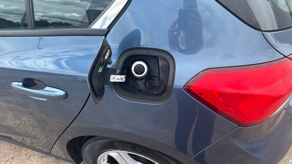 Ford Focus 1.0 EcoBoost 100 Zetec 5dr Petrol Hatchback - Image 42