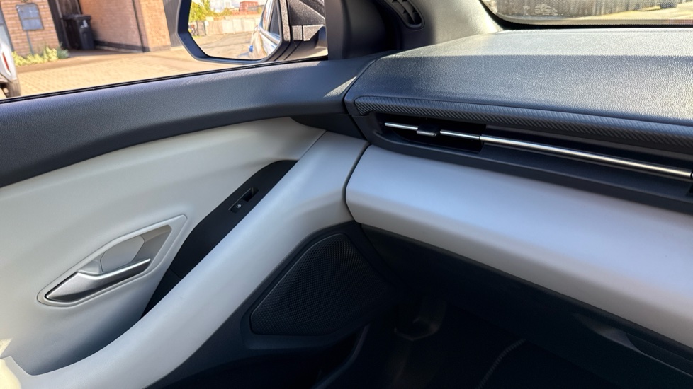 Ford Capri 125kW Premium 52kWh 5dr Auto Electric Estate - Image 23