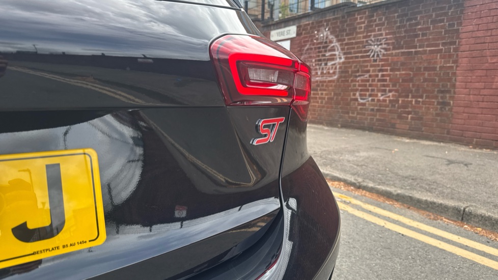 Ford Focus ST 2.3 EcoBoost ST 5dr Auto Petrol Hatchback - Image 38