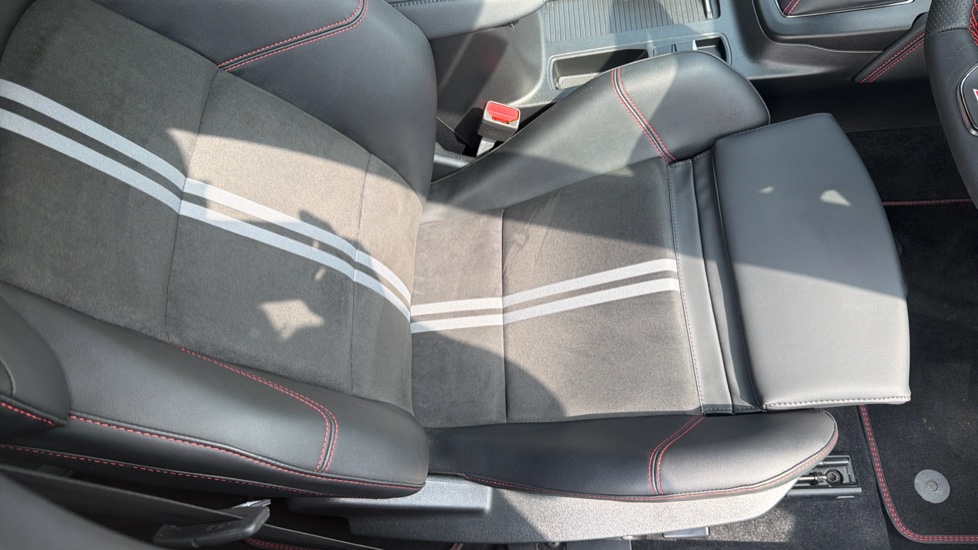 Ford Focus ST 2.3 EcoBoost ST 5dr Petrol Estate - Image 40