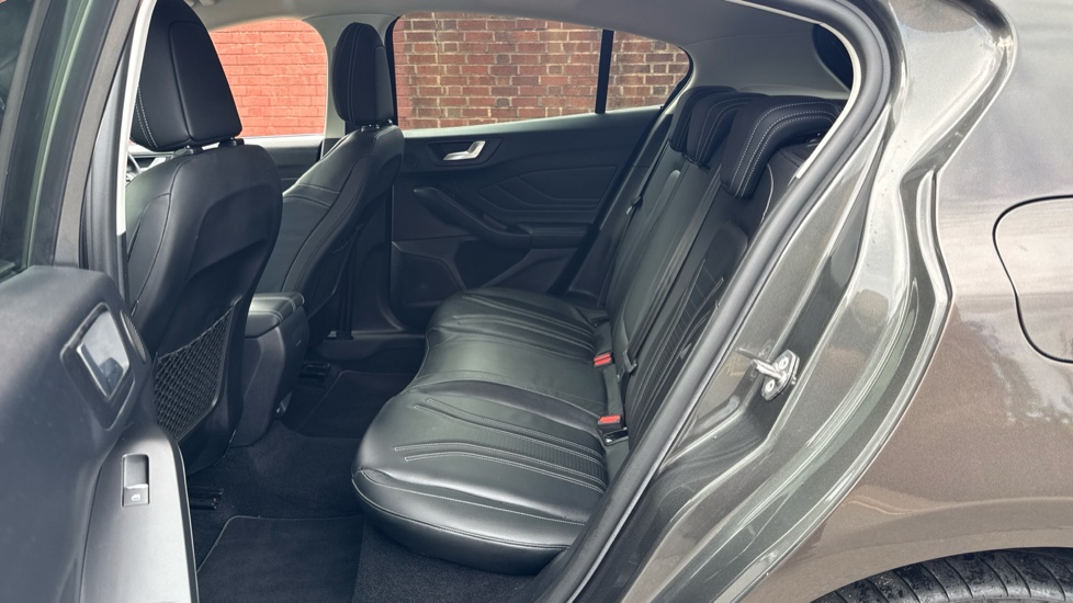 Ford Focus Vignale 1.0 EcoBoost 125 5dr Auto Petrol Hatchback - Image 16