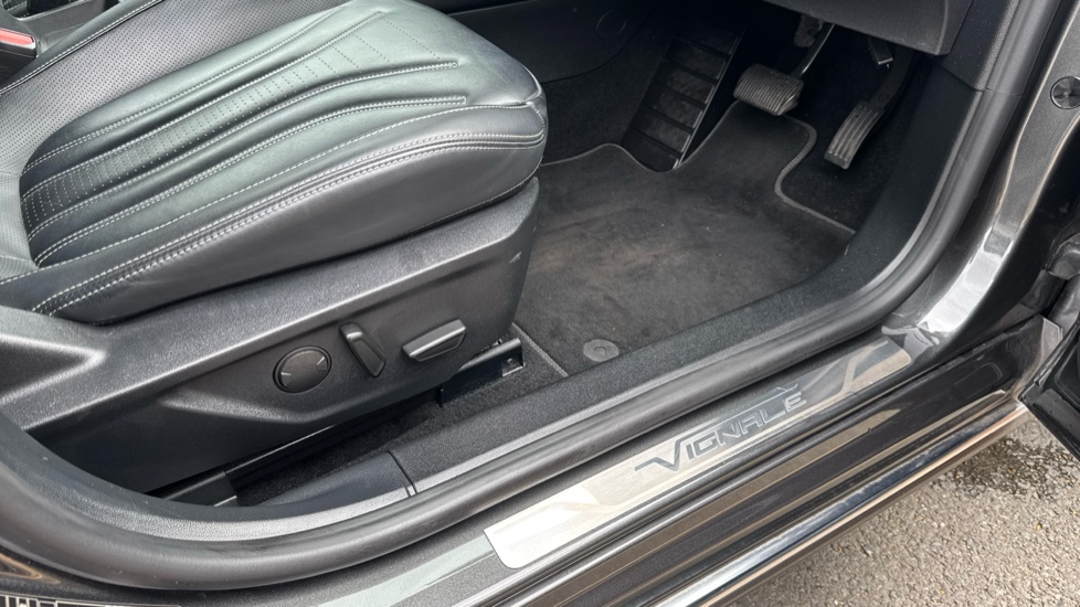 Ford Focus Vignale 1.0 EcoBoost 125 5dr Auto Petrol Hatchback - Image 35