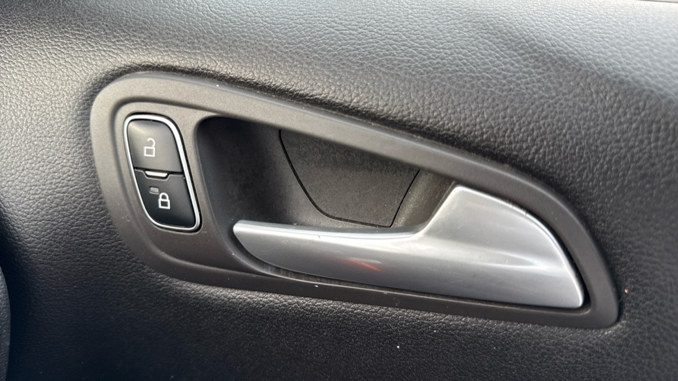 Ford C-MAX 1.6 125 Zetec 5dr Petrol Estate - Image 22