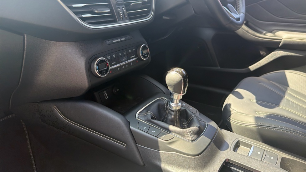 Ford Focus Vignale 1.0 EcoBoost 125 5dr Petrol Hatchback - Image 13