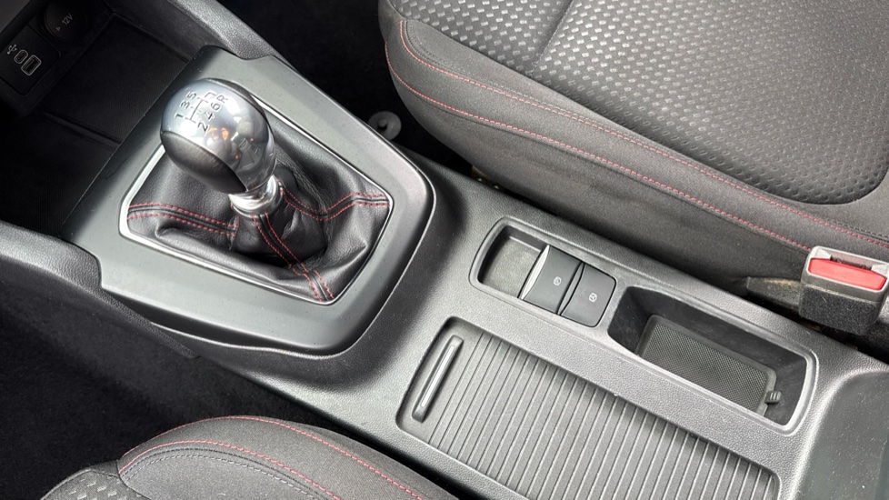 Ford Focus 1.0 EcoBoost Hybrid mHEV ST-Line 5dr Petrol Hatchback - Image 13