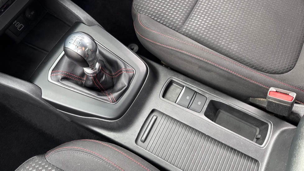 Ford Focus 1.0 EcoBoost Hybrid mHEV ST-Line 5dr Petrol Hatchback - Image 14