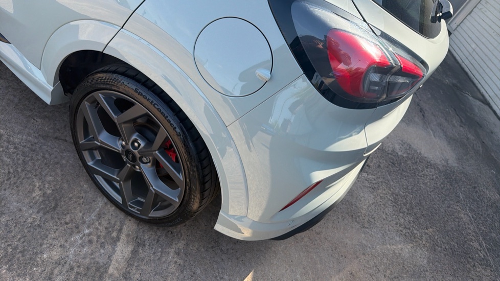 Ford Puma ST 1.0 EcoBoost Hybrid mHEV ST 5dr DCT Petrol Hatchback - Image 37