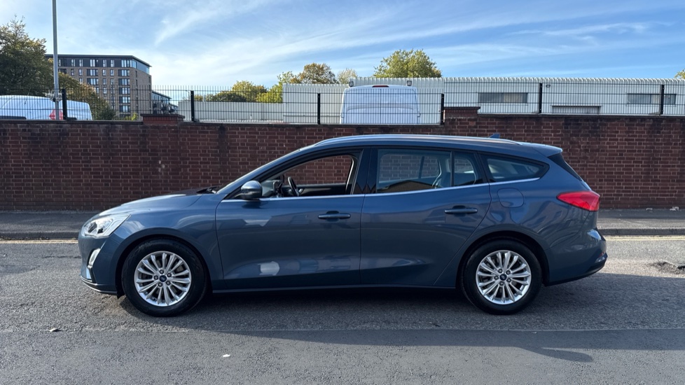 Ford Focus 1.0 EcoBoost 125 Titanium 5dr Auto Petrol Estate - Image 36