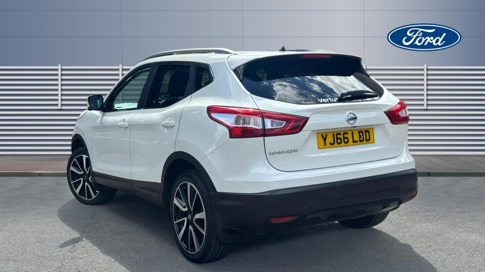 Nissan Qashqai 1.6 dCi Tekna [Non-Panoramic] 5dr Diesel Hatchback - Image 2
