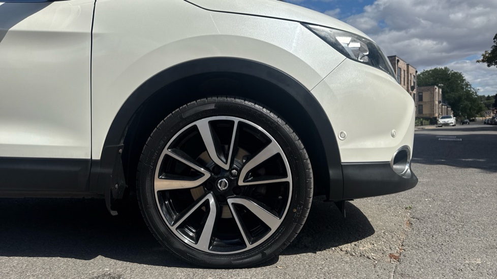 Nissan Qashqai 1.6 dCi Tekna [Non-Panoramic] 5dr Diesel Hatchback - Image 7