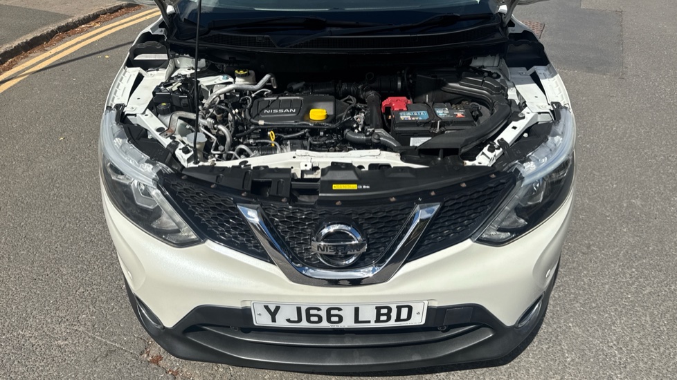 Nissan Qashqai 1.6 dCi Tekna [Non-Panoramic] 5dr Diesel Hatchback - Image 8