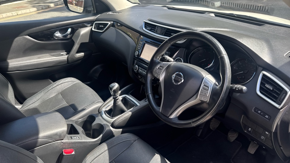 Nissan Qashqai 1.6 dCi Tekna [Non-Panoramic] 5dr Diesel Hatchback - Image 11