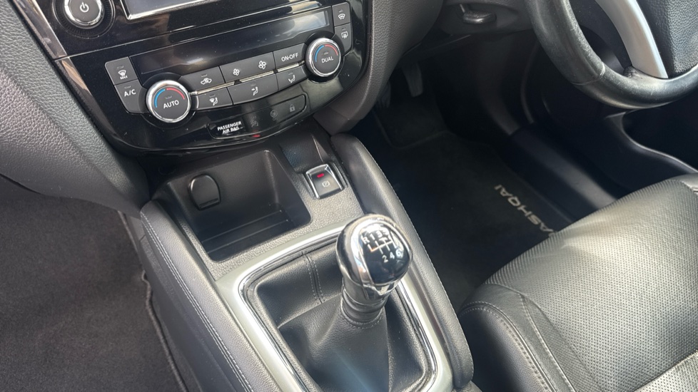 Nissan Qashqai 1.6 dCi Tekna [Non-Panoramic] 5dr Diesel Hatchback - Image 13