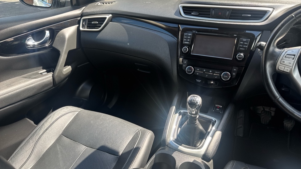 Nissan Qashqai 1.6 dCi Tekna [Non-Panoramic] 5dr Diesel Hatchback - Image 14