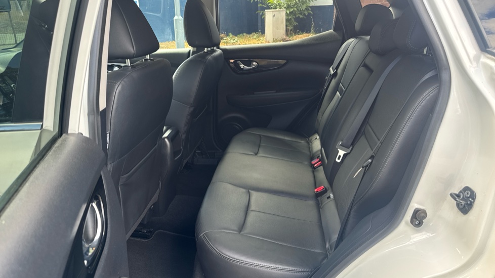 Nissan Qashqai 1.6 dCi Tekna [Non-Panoramic] 5dr Diesel Hatchback - Image 16