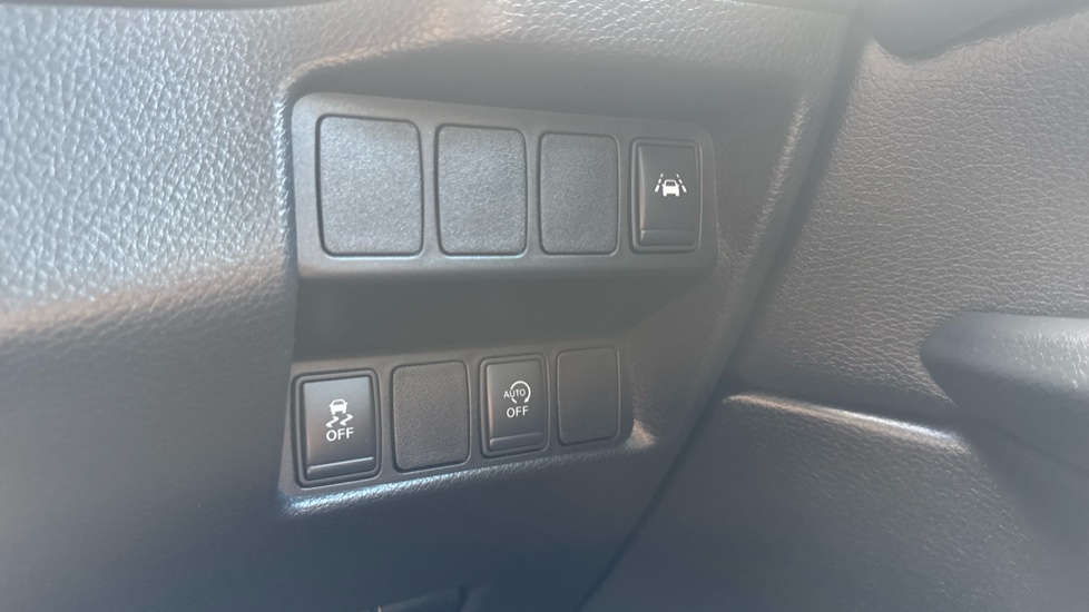 Nissan Qashqai 1.6 dCi Tekna [Non-Panoramic] 5dr Diesel Hatchback - Image 25