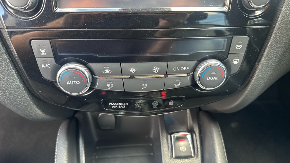 Nissan Qashqai 1.6 dCi Tekna [Non-Panoramic] 5dr Diesel Hatchback - Image 26