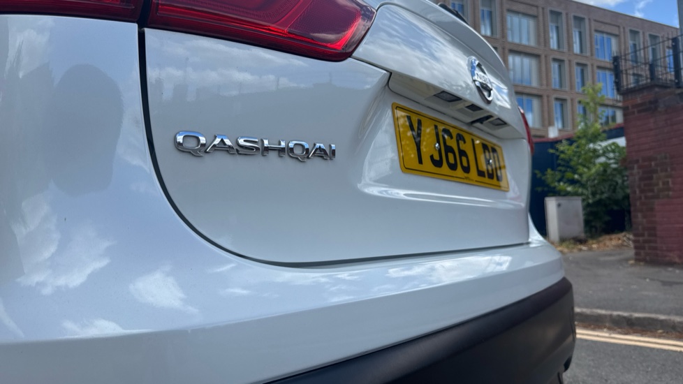 Nissan Qashqai 1.6 dCi Tekna [Non-Panoramic] 5dr Diesel Hatchback - Image 32