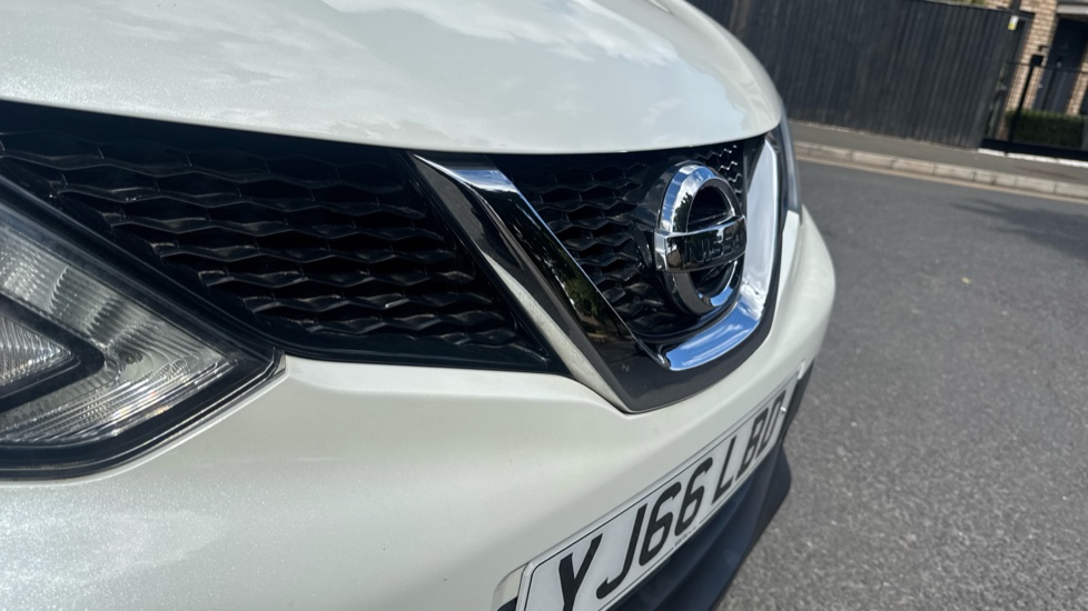 Nissan Qashqai 1.6 dCi Tekna [Non-Panoramic] 5dr Diesel Hatchback - Image 35