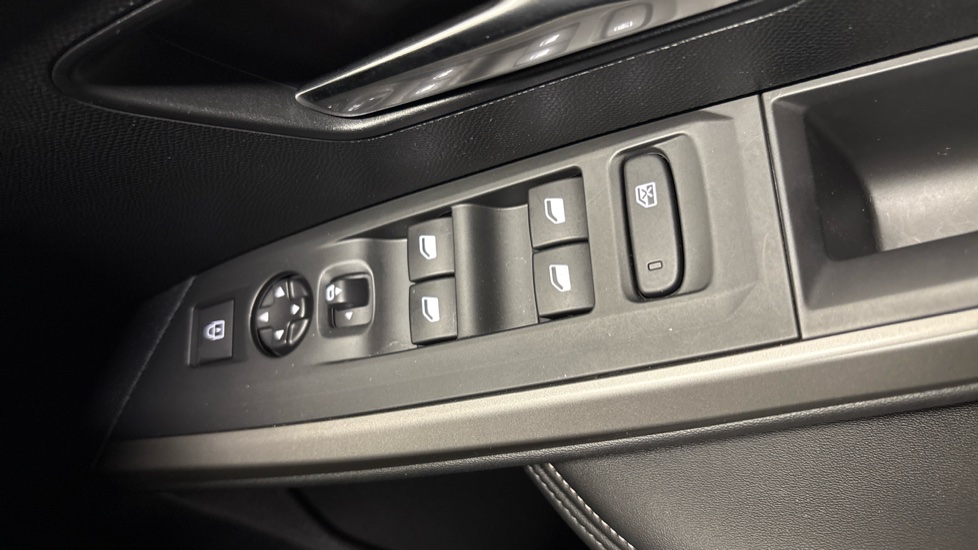 Peugeot 5008 1.2 Hybrid 136 Allure 5dr e-DSC6 Petrol Estate - Image 22