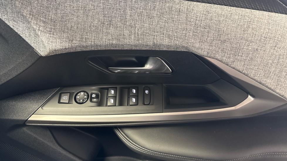 Peugeot 5008 1.2 Hybrid 136 Allure 5dr e-DSC6 Petrol Estate - Image 23