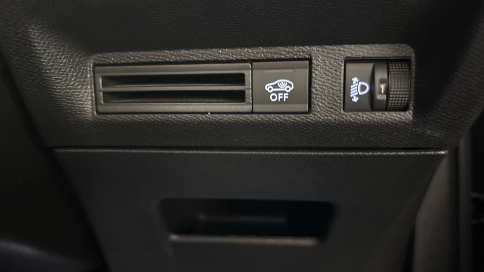 Peugeot 5008 1.2 Hybrid 136 Allure 5dr e-DSC6 Petrol Estate - Image 25