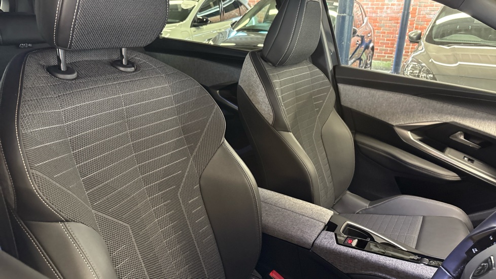 Peugeot 5008 1.2 Hybrid 136 Allure 5dr e-DSC6 Petrol Estate - Image 67