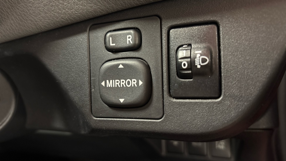 Toyota Yaris 1.5 VVT-i Icon Tech 5dr Petrol Hatchback - Image 25