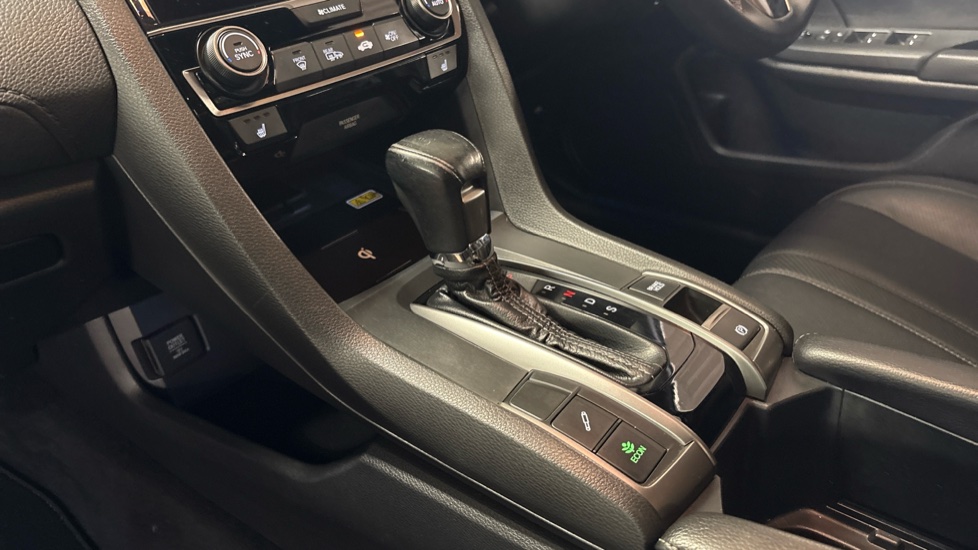 Honda Civic 1.5 VTEC Turbo Prestige 5dr CVT Petrol Hatchback - Image 13